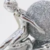 Escultura de la figura del brillo de plata con la esfera del brillo de plata para la decoración Application Scenario